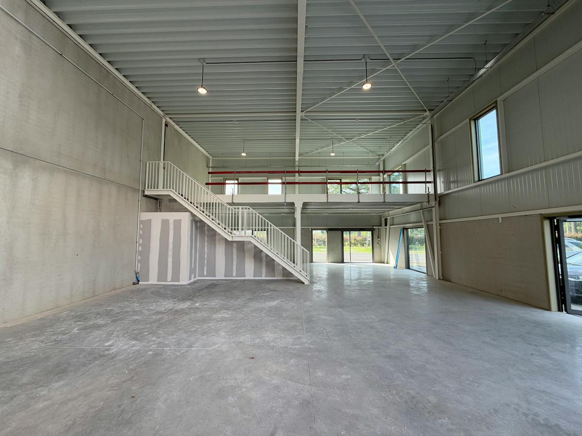KMO-unit van 216 m² met showroom, mezzanine, sanitair en 7 parkeerplaatsen - foto 5