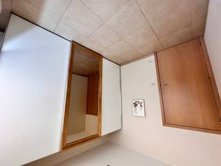 Bent u op zoek naar een comfortabel en praktisch ingedeeld appartement op een vlot bereikbare locatie? Dan is dit gelijkvloerse appartement in de Arme-Klarenstraat 12 bus 1 te Roeselare zeker een bezoek waard.<br /><br />Bij het binnenkomen wordt u verwelkomd in de inkomhal (met ingemaakte kasten) die toegang biedt tot de verschillende ruimtes. De lichtrijke leefruimte met open keuken vormt het centrale gedeelte van het appartement en biedt een aangename woonomgeving. De keuken is uitgerust met een koelkast, oven en microgolfoven, waardoor u meteen over het nodige comfort beschikt. Verder zijn er twee volwaardige slaapkamers aanwezig, ideaal voor een gezin, koppel of alleenstaande die extra ruimte wenst. De badkamer is voorzien van een douche en toilet, daarnaast beschikt het appartement nog over een afzonderlijk gastentoilet. Extra praktisch zijn de twee aanwezige bergingen (1 berging voorziet aansluiting voor wasmachine en droogkast) die zorgen voor voldoende opbergruimte.<br /><br />Dankzij de centrale ligging bevinden winkels, scholen, openbaar vervoer en andere dagelijkse voorzieningen zich op korte afstand. Bovendien geniet u van het comfort en de toegankelijkheid van een appartement op het gelijkvloers.<br /><br />Het appartement is onmiddellijk beschikbaar, waardoor u zonder lange wachttijden uw nieuwe thuis kunt betrekken.<br /><br />Huurprijs = 775€ + 50€ syndic = 825€/maand