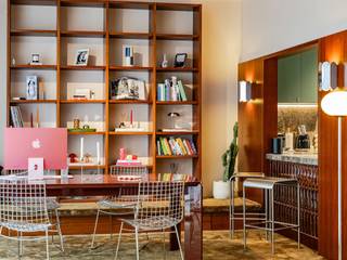 Op ideale locatie, in de buurt van de winkels van het Sint-Pietersplein en het groene Brugmannpark, biedt dit appartement met twee slaapkamers een tijdloze sfeer. Het appartement is met zorg voor detail herontworpen door architect Maxime de Campenaere, die de historische elementen heeft benadrukt en tegelijkertijd de tijdloze esthetiek van de jaren 70 heeft beklemtoond.<br /><br />Het appartement vormt een perfecte harmonie tussen oud en modern en bestaat uit een inkomhal die toegang geeft tot de ontvangstruimtes rond een prachtige open haard in messing, die een zachte en verfijnde sfeer creëert. In de keuken zorgt het Forest Green marmeren werkblad voor een natuurlijke elegantie en een luxueuze uitstraling, terwijl de edelhouten doorgeefluik is bedoeld als overgangselement tussen de keuken en de eetkamer. Het slaapgedeelte bestaat uit twee comfortabele slaapkamers en een badkamer met natuurlijke tinten. Een afgesloten garage en een buitenparkeerplaats maken dit geheel compleet.<br /><br />Overige: gepantserde deur, individuele condensatieketel (gas), kelder, gedeeld terras op de bovenste verdieping van het gebouw.<br /><br />De wijk Brugmann staat bekend om zijn levenskwaliteit. Het is een rustige en groene wijk, omringd door winkels en restaurants, met gerenommeerde scholen. Gemakkelijke en snelle toegang tot het openbaar vervoer.<br /><br />Voor meer informatie kunt u contact opnemen met Bertrand de Moffarts op +32 (0) 475 944.508.