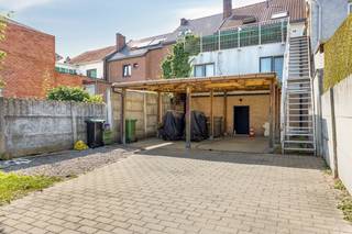 Ruim appartement met 1 slaapkamer en vide – Bilzersteenweg 40, Bilzen-Hoeselt<br /><br />Op zoek naar een ruim en instapklaar appartement in een centrale, goed bereikbare omgeving tussen Bilzen en Hoeselt? Dit appartement op het eerste verdiep biedt alles wat u zoekt.<br /><br />Het appartement bestaat uit een lichtrijke leefruimte, een functionele keuken en een badkamer. De ruime slaapkamer met vide zorgt voor een extra dimensie en biedt tal van mogelijkheden, bijvoorbeeld als bijkomende opbergruimte, dressing of gezellig hoekje.<br /><br />Een belangrijke troef van dit pand is de ruime parkeergelegenheid, zowel aan de voor- als achterzijde van het gebouw, ideaal voor bewoners en bezoekers.<br /><br />Het appartement is momenteel verhuurd aan € 600/maand, wat het een interessante opportuniteit maakt voor beleggers op zoek naar een rendabel vastgoedproject met een vaste huurinkomst.<br /><br />Kort samengevat:
<ul>
<li>Ligging: Bilzersteenweg 40, Bilzen-Hoeselt</li>
<li>Eerste verdiep</li>
<li>1 ruime slaapkamer met vide</li>
<li>Voldoende parkeerplaatsen voor en achter het gebouw</li>
<li>EPC: 217 kWh/m² (label C)</li>
<li>Momenteel verhuurd aan € 600/maand</li>
</ul>
Interessant voor investeerders<br />Interesse of meer info? Neem gerust contact op voor een bezoek ter plaatse.