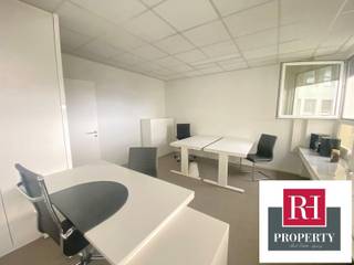 In het hart van de wijk LOUISE, in een onlangs gerenoveerd luxe gebouw, presenteren we dit prachtige privékantoor in een prachtige co-working...