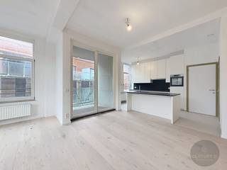 Luxueus, zonnig appartement in het centrum van Brugge, gelegen in het rustige Sint-Gillis kwartier. .<br />Bewoonbare oppervlakte: 106 m² + terras 5 m², 1e verdiep.<br />Indeling:<br />Living met open keuken, 2 slk, 2 badkamers (1 met douche en 1 met bad), berging, 2 aparte toiletten.<br />Mogelijkheid tot het bijkopen van een overdekte staanplaats aan € 50.000.<br />Aankoop met registratierechten.