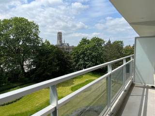 Centraal gelegen studio omvattende een inkomhal, woonkamer met halfopen keuken, leefruimte met slaaphoek, badkamer met zitbad, toilet en lavabo met meubel, alsook aansluiting voor de wasmachine.Tevens is er een kelderberging (K23) inbegrepen.In het centrum van Mechelen gelegen nabij de ring, station Nekkerspoel en op wandelsfstand van de Grote markt.