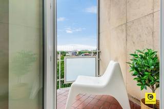 <p><span>Prachtig gerenoveerd 3 slaapkamer appartement op toplocatie!<br /></span><span>Met veel toewijding en nog meer kunde werd dit omvangrijk appartement (139m²) zopas hoogwaardig en stijlvol gerenoveerd. Het ligt op de 5</span><span><sup>e</sup></span><span> verdieping van een goed onderhouden gebouw met lift en geniet een mooie natuurlijke lichtinval. Dankzij deze gegeerde en centrale ligging zijn parken (Middelheim- en Nachtegaalpark), scholen, winkels, sportfaciliteiten, openbaar vervoer en invalswegen steeds vlakbij, evenals het bruisende Antwerpse stadsleven. Kortom, de uitgelezen plek waar hedendaags comfort hand in hand gaat met een perfecte balans tussen werk- en privéleven. Mis deze unieke kans zeker niet!</span></p><p><span><br />Dit pareltje heeft volgende indeling:</span><span><br /><br /></span><span>Inkom-/nachthal, toilet, leefruimte & keuken:</span></p><p><span>De inkomhal met veiligheidsdeur, videofoon en gastentoilet met handenwasser vloeit over in de nachthal met ingemaakte vestiaire. De moderne, stalen tussendeur alsook de lichte, vol houten parketvloer die naadloos werd doorgelegd in nagenoeg het ganse appartement springen meteen in het oog en worden geaccentueerd door de alomtegenwoordige design-verlichting. De schitterende lichtinval in de riante leefruimte (ca. 44m²) zorgt samen met een groen uitzicht over de omringende boomtoppen voor een uitstekende woon- en leefkwaliteit. De notelaren kastenwand met ingemaakte wijnkoeler is het pronkstuk dat ongetwijfeld indruk maakt op al uw gasten. De half open keuken met magnifiek keramisch werkblad en veel opbergruimte voorziet in kwalitatieve toestellen.</span></p><p><span> </span></p><p><span>Slaapkamers, badkamer & wasruimte:</span></p><p><span>Het appartement telt 3 ruime slaapkamers op parket (ca. 9 - 13,5 & 16,5m²), eveneens met zicht op het groen wat gepaard gaat met 100% privacy. De klasse van de badkamer vertaalt zich in een uitnodigende inloop-/regendouche in combinatie met een dubbel wasmeubel met klassevolle waskommen en dito watervalkranen. Het koperen kraanwerk, het tegelwerk met "Travertin"-look en de inbouwspots zorgen voor een extra dimensie. Last but not least, de wasruimte is apart en voldoende ruime voor het kuisgerief.</span></p><p><span><br /></span><span>Terrassen & kelder:</span><span><br /></span><span>Er is één terras met zicht op de Koninklijkelaan, terwijl het andere uitkijkt op de Elisabethlaan. </span><span>Twee hele aangename plekken om na een drukke werkdag even tot rust te komen, al dan niet met een glas in de hand. Bovendien ligt het schitterende Middelheim- en Nachtegalenpark om de hoek, zodoende kan u steeds genieten van nog meer natuurpracht in de zéér directe omgeving. De privatieve kelder is begrepen. Deze ligt op het gelijkvloers en kan dus ook dienst doen als de perfecte fietsenberging. </span></p><p><span><br />Extra troeven:</span></p><p><span>- Mobiscore 9,7/10</span></p><p><span>- 139 m cfr. EPC</span></p><p><span>- Gunstig EPC</span></p><p><span>- HR ramen</span></p><p><span>- Wijnkoeler</span></p><p><span>- Incl. designverlichting</span></p><p><span>- Elektriciteit conform</span></p><p><span>- Hoogwaardige afwerkingsgraad</span></p><p><span>- 1e bewoning na renovatie</span></p><p><span>- Dakrenovatie &c-isolatie 2018<br />- Kelder/fietsberging</span></p><p><span> </span></p>