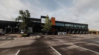 Het magazijn dat op een ideale zichtlocatie ligt aan de Rijksweg 19 in Bornem, gelegen op een steenworp afstand van zowel Antwerpen als Brussel. Deze combinatie van kantoor- en magazijnruimte biedt de perfecte mix van efficiëntie, zichtbaarheid en strategische ligging.<br /><br />- magazijn 1.407m²<br />- kantoor 103m²<br />- vrije hoogte 7m<br />- 1 laadkade<br />- 1 sectionaal poort<br />- sprinkler ESFR <br />- 2 parking plaatsen<br />- 4 laadpalen