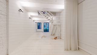 PLAN VIA VOLGENDE LINK UW BEZOEK IN ALSOOK UW GEGEVENS: https://demeester.mijnhuurprofiel.be/whise/7216299<br /><br />Uiterst lichte kantoorruimte gelegen op een toplocatie op wandelafstand van de Scheldekaaien en het vernieuwde Zuidpark. <br /><br />Indeling: dit pand beschikt over een oppervlakte van ca. 238 vierkante meter, verdeeld over drie verdiepingen. <span>Elke verdieping biedt ruimte voor uiteenlopende invullingen, zoals showroom, kantoor, atelier, opslag of winkelruimte.</span>
<p>De gelijkvloerse verdieping biedt prachtige hoge plafonds en groote raampartijen waardoor er een mooi daglicht binnenvalt. Ideaal als showroom, kantoor of atelier. Achteraan vindt u ook apart sanitair voor mannen en vrouwen. Verder terug mooie hoge plafonds op de eerste verdieping. Er zijn 2 trapzalen die op de tweede verdieping naar 2 aparte ruimtes leiden.</p>
<p>Het pand is vlot bereikbaar met zowel de wagen als het openbaar vervoer en bevindt zich op wandelafstand van winkels, horeca en andere voorzieningen.</p>
<br />Onmiddellijk beschikbaar.