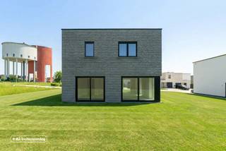 Lot 9 | 494 m² perceelsoppervlakte
Deze moderne woning bouwen we op de nieuwe verkaveling "Het Molenhof" in Koolskamp, deelgemeente van Ardooie. Je vindt deze nieuwe woonbuurt tussen de Diksmuidse Boterweg en de Steenstraat. Je woont er in een rustige, aangename omgeving vlak bij het centrum, op 500 meter van het Dorpsplein met winkels, scholen, horecazaken en openbaar vervoer. De middelbare school H. Kindsheid ligt op 3 à 4 km. Via het op- en afrittencomplex E403 geniet je van een vlotte verbinding.
Deze energiezuinige, moderne woning beschikt over: een inkomhal met toilet, een woon- en eetkamer met aansluitend een open keuken met veel lichtinval, een inpandige garage met berging, 4 slaapkamers, een functionele badkamer, afzonderlijk toilet boven en een (technische) berging. Het gebruik van een warmtepomp in combinatie met vloerverwarming zorgt ervoor dat jouw toekomstige energiefactuur onder controle blijft (E10). Je kiest zelf de afwerkingsmaterialen voor keuken, badkamer, vloeren en binnendeuren. Zo kan je precies wonen zoals jij het zelf wilt.
Graag meer info? Contacteer nieuwbouwadviseur Kristof of download de projectbrochure.