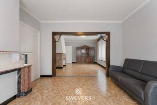 Voor meer info en foto’s, surf naar www.swevers.be – In een rustige straat in Kinrooi ligt deze vrijstaande woning met veel potentieel op een perceel van 7 are 04 centiare. De open bebouwing dateert van 1964, heeft een bewoonbare oppervlakte van 198 m², EPC label C en bevindt zich in op te frissen staat. Dankzij de praktische indeling en de verschillende niveaus vormt dit pand een interessante basis voor wie een woning naar eigen smaak wil renoveren. Via de inkomhal met trap bereikt u de ruime woonkamer van ca. 30,4 m², die geniet van een aangename lichtinval en voldoende plaats biedt voor een gezellige zithoek en eetruimte. Aansluitend bevinden zich de eetkamer, de keuken van 6,5 m², de badkamer, een apart toilet, een bergkast en meerdere halruimtes. Achteraan is er nog een ruime berging met rechtstreekse toegang naar buiten. Op de verdieping geeft de overloop toegang tot drie volwaardige slaapkamers van ca. 14 m², 14 m² en 17 m². Daarnaast is er een extra kamer die perfect kan dienen als bureau, dressing of hobbyruimte. Verder beschikt de woning over een kelder van 10,8 m², een zolder van ca. 9 m² en een vrijstaande stenen garage. De oostgerichte tuin biedt alle ruimte om een aangename buitenomgeving te creëren. Ook de ligging is praktisch, met scholen op 35 meter, openbaar vervoer op 200 meter en winkels, restaurants en ontspanning op ongeveer 2 kilometer. Voor meer informatie, bel 011 255 155. Bron bewoonbare oppervlakte: EPC – verslag.