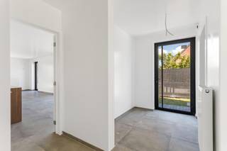 Deze prachtige halfopen nieuwbouwwoning is gelegen in een doodlopende straat, pal in het centrum van Berendrecht. Dankzij de centrale ligging zijn winkels, scholen en het openbaar vervoer vlot bereikbaar. De bijna-energie-neutrale (BEN) woning werd recent gebouwd en straalt modern wooncomfort uit. Dankzij het E-peil 23 zal de BEN-woning de eerste 5 jaar vrijgesteld zijn van onroerende voorheffing. U komt binnen via een ruime, open inkomhal op tegelvloer die uitkomt op een lichtrijke leefruimte met open keuken. Grote raampartijen aan beide zijden zorgen voor een overvloed aan natuurlijk licht en een aangenaam ruimtegevoel. Op het gelijkvloers bevindt zich verder een praktische slaapkamer, een berging/wasplaats en een apart gastentoilet. De bovenverdieping omvat een nachthal, twee slaapkamers, een moderne badkamer met douche, wastafel en hangtoilet, evenals een aparte technische ruimte. Buiten geniet u van een onderhoudsvriendelijke tuin op een perceel van 355 m². Met zijn noord oriëntatie is dit een perfect plekje om tot rust te komen. Vooraan is er een autostaanplaats op de oprit voorzien. De woning beschikt bovendien over 5 zonnepanelen. <br />Belangrijk: de aankoop van deze woning valt onder het btw-regime. Op de verkoopprijs is 21% btw van toepassing (geen registratiebelasting).