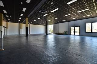 MULTIFUNCTIONEEL BEDRIJFSPAND IN HAMME INSTAPKLAAR.Dit ruime bedrijfspand is ideaal voor diverse handelsactiviteiten en ligt op een toplocatie nabij...