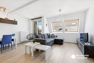 Ontdek dit gezellige duplex-dakappartement, gelegen in het bruisende centrum van Blankenberge, op wandelafstand van winkels, horeca, openbaar vervoer en het strand. Dit instapklare appartement, gebouwd in 2011, combineert een praktische indeling met een aangename woonbeleving.<br /><br />Via de inkomhal bereikt u de lichtrijke leefruimte met open gevoel, waar de ramen zorgen voor een aangename lichtinval. Aansluitend bevindt zich de volledig ingerichte keuken, uitgerust met een Siemens combi-oven, elektrisch kookvuur en voldoende opbergruimte. Verder beschikt deze verdieping over een praktische berging, een apart gastentoilet en een gezellig balkon waar u in alle rust van de buitenlucht kunt genieten.<br /><br />Op de bovenverdieping vindt u een ruime slaapkamer, een aparte dressing en een comfortabele badkamer met lavabo, bad en radiator. Dankzij de doordachte indeling wordt de beschikbare ruimte optimaal benut. Extra troeven zijn de centrale ligging, het gemeenschappelijk afvallokaal en de mogelijkheid om het aanwezige meubilair over te nemen. Daarnaast kan een fietsenplaats afzonderlijk worden aangekocht.<br /><br />Dit appartement wordt verkocht onder erfpacht.<br /><br />Bent u op zoek naar een sfeervol appartement als vaste woonst, tweede verblijf of investering aan de Belgische kust? Dan is deze eigendom zeker een bezoek waard!<br /><br />EPC: 136 kWh/m² jaar - B-label (geen renovatieplicht)