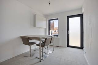 Welkom in Aarschot! In het hart van de bruisende stad, langs de Tiensestraat, bevindt zich deze perfect instapklare woning die comfort en een...