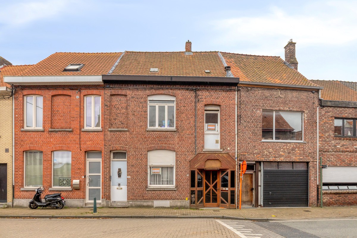 Te renoveren rijwoning met achterliggend groot magazijn! - foto 1