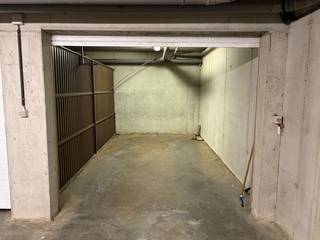 Deze <strong>ruime en afgesloten garagebox</strong> bevindt zich op verdieping <strong>-2 van Residentie Concerto</strong>, op een gunstige ligging op slechts <strong>5 minuten wandelen van het centrum van Middelkerke en de Zeedijk.</strong><br /><br />De garagebox is bijzonder vlot toegankelijk: zowel de <strong>inrit van het garagecomplex als de poort van de garagebox zelf zijn automatisch bedienbaar</strong>. Daarnaast is er <strong>elektriciteit</strong> <strong>aanwezig</strong>, met zowel een <strong>stopcontact als verlichting.</strong><br /><br />Dankzij de ruime afmetingen is de garagebox geschikt voor het veilig stallen van een wagen en biedt ze bovendien extra ruimte voor bijvoorbeeld fietsen of andere spullen.<br /><br /><strong>Afmetingen:</strong>
<ul>
<li>Binnenmaten garagebox: <strong>2,80 m breed x 5,06 m lang x 2,35 m hoog</strong></li>
<li>Afmetingen garagepoort:<strong> 2,40 m breed x 2,00 m hoog</strong></li>
</ul>
<br />Een praktische en goed gelegen garagebox in Middelkerke, interessant voor zowel <strong>eigen gebruik als investering.</strong><br /><br /><strong>Interesse? Neem gerust contact met ons op voor meer informatie of een bezichtiging.</strong>