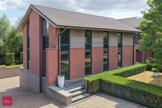Inkomhal, living, ingerichte keuken met eiland, 3 slaapkamers (eventueel 4de slaapkamer mogelijk), 2 badkamers, dressing, bureelgebouw (of 2de woning, zorgwoning...) bestaande uit: Inkomhal met afzonderlijke ingang, 3 burelen met alle voorzieningen (ingemaakte kasten, kabelvoorzieningen...), wachtplaats, vergaderruimte, keuken (professioneel gedeelte ca 200m²). Verder is de villa volledig onderkelderd (mancave, wijnkelder, dubbele garage) en is er een parking, zonnige terrassen en zuidgerichte tuin met prachtig verzicht.
