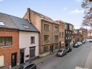 In de Burchtstraat 20 in Leuven, vlak bij de bruisende Vaartkom en op wandelafstand van het groene park van de Abdij van Keizersberg, stellen wij u graag deze karaktervolle woning voor met een uitstekende ligging en tal van mogelijkheden. De woning bevindt zich in een levendige en gegeerde buurt met een vlotte bereikbaarheid en alle stedelijke voorzieningen binnen handbereik. Momenteel is het pand ingericht in vier afzonderlijke wooneenheden, elk voorzien van een eigen keuken en badkamer. Het geheel wordt reeds 10 jaar verhuurd aan een vzw, die beschikt over een tijdelijke vergunning voor het gebruik van deze indeling binnen hun werking. Deze verhuring kan indien gewenst verdergezet worden, met een huidige jaarlijkse huuropbrengst van 18.276 euro, wat leidt tot een rendement van 4%. Hoewel er geen stedenbouwkundige vergunning is voor een definitieve opsplitsing in vier entiteiten, biedt dit pand net daardoor andere interessante perspectieven. Zo kan u de woning opnieuw omvormen tot een ruime en charmante ééngezinswoning, volledig naar eigen smaak en wensen. Met een opfrissing en beperkte renovatie kan u hier een hedendaagse en comfortabele thuis creëren op een toplocatie in Leuven. Achteraan geniet u bovendien van een gezellig stadstuintje, een waardevolle buitenruimte om tot rust te komen in het hart van de stad. Interesse? Contacteer ons via info@homies.be of 016 22 82 22. HOMIÉS, an Eye for Immo!