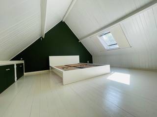 Brugge centrum rustige ligging, vlakbij Ezelstraat LEUK INSTAPKLAAR WOONHUIS met KOER+ GROOT ZONNETERRAS op de 1é Verd, 2 mooie slaapkamers Omvat...