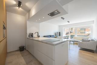  * Dit appartement is gelegen in de Adolf Buylstraat in hartje Oostende. * Vanop de 5e verdieping geniet je er van veel zon en licht! * Recent werd...