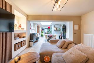 In een rustige omgeving bevindt zich deze charmante instapklare woning met 2 slaapkamers, tuin en ruime garagae.De woning werd grondig vernieuwd in...