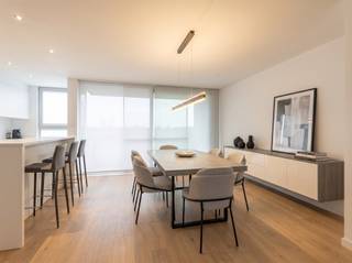 Laat je alvast inspireren bij het kiezen van jouw interieur. Volledig naar jouw stijl en kleur. Bekijk dit gerenoveerd en lichtrijk appartement, voorzien van zeer gunstig gelegen terras dat te bereiken is via de keuken of vanuit de woonkamer. Dankzij de aangename en praktische indeling van het appartement kan je hier een zeer fijne thuis maken. De leefruimte met de zeer kwalitatieve keuken vormen het hart van de woning. Het appartement beschikt over twee volwaardige slaapkamers, een douchekamer en een apart gastentoilet. Daarnaast is er een praktische berging met aansluiting voor een wasmachine. De naar maat gemaakte kast in de inkomhal geeft u extra comfort. Inclusief: verlichting in alle ruimtes, vliegen deur in het schuifraam, kwalitatieve rolgordijnen... Extra berging in de kelderverdieping. Zorgeloos parkeren in de ondergrondse parking - 25.000 euro. Laat deze kans niet voorbij gaan en plan alvast een afspraak in!Abricasa – Vastgoed voor generaties: Jouw vastgoedpartnerWil je jouw eigendom verkopen of zoek je een vastgoedmakelaar voor verhuur of beheer?Abricasa biedt persoonlijke begeleiding bij al uw vastgoedvragen, van begin tot eind. Leer ons kennen!