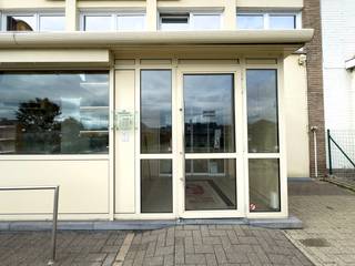 Ontdek dit uitstekend gelegen handelspand op een drukke invalsweg richting het centrum van Geraardsbergen. Dankzij de goede zichtbaarheid en...