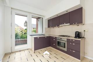 <p>Neem vandaag nog contact op met Sara De Maeyer voor een bezoek via: https://mijnhuurprofiel.be/property/dcb519e1-9ede-44d0-9347-49e2accb1123</p><p><br /></p><p><strong>Comfortabel appartement in Strombeek-Bever</strong></p><p>Dit appartement combineert een praktische indeling met een centrale ligging in Strombeek-Bever (Grimbergen). Dankzij de nabijheid van scholen, parken, winkels en belangrijke verbindingswegen geniet u hier van een vlotte bereikbaarheid en alle dagelijkse voorzieningen binnen handbereik. Het appartement beschikt bovendien over een privatieve kelder en een ruime garage, wat extra comfort en opslagruimte biedt. Met een EPC-label B is dit ook een energiezuinige keuze.</p><p><br /></p><p><strong>Belangrijkste ruimtes:</strong></p><ul><li>Woonkamer (26 m²) met aangename lichtinval</li><li>Keuken (11 m²) uitgerust met dampkap en koelkast</li><li>Slaapkamer (16 m² &amp; 7 m²)</li><li>Bureel (7 m²) ideaal als thuiswerkruimte</li><li>Badkamer (5 m²) met aansluiting voor droogkast</li><li>Terras (3 m²) voor een buitenmomentje</li><li>Garage (18 m²) met extra parkeergelegenheid en bergruimte</li><li>Private kelder (4 m²)</li></ul><p><strong>Troeven:</strong></p><ul><li>Centrale ligging nabij park, scholen en invalswegen</li><li>Inclusief privatieve garage en kelder</li><li>Energiezuinig appartement met EPC-label B</li></ul><p><strong>Maandelijkse kosten</strong>: € 70 (voor onderhoud gemene delen, etc)</p><p><br /></p><p>JOUW DROOMAPPARTEMENT. ZO GEVONDEN!</p>