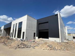 Newly built SME unit for sale with a total surface area of 641 m², spread across a ground floor (357 m²) and a mezzanine (284 m²). The sectional...