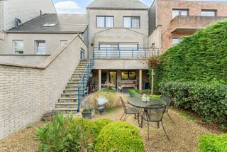 Ruime, lichtrijke woning met uitzonderlijke volumes, inpandige garage en een zonnige tuin in hartje Heist-aan-Zee. Met een bewoonbare oppervlakte...