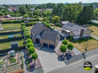 ENERGIEZUINIGE WONING OP 13,52 ARE TE OPGLABBEEK<br /><br />Deze ruime en lichtrijke woning is gelegen langs de Speeltuinstraat vlakbij het centrum van Opglabbeek en de nabijgelegen fietsroutes en prachtige wandelpaden in de natuur. Maar ook de omliggende gemeentes Genk, As, Bree en Maaseik zijn van hieruit vlot bereikbaar. Het gekende hippisch complex “Sentower Park” ligt trouwens op slechts 100 meter van de woning.<br /><br />De woning werd gebouw in 1998 en werd doorheen de jaren uitzonderlijk goed onderhouden. Bovendien kan de woning een zeer goed EPC label B voorleggen mede dankzij de 23 zonnepanelen ( met groenestroomcertificaten 270 euro / 1.000 kWh  ) en een zonneboiler.<br /><br />Gelijkvloers beschikt de woning over een ruime living van meer dan 40 m² met een mooi zicht op de tuin en toegang tot het overdekte terras. Aanpalend is er een goed uitgeruste keuken voorzien van alle moderne comfort. Voorts zijn er nog een inkomhal, een gastentoilet en een wasplaats. In uw inpandige garage is er plaats voor 2 wagens en deze ruimte kan eventueel omgevormd worden tot een kantoor- / praktijkruimte of zelfs een kangoeroewoonst of vakantiewoning. Aansluitend heeft u toegang tot de kelderverdieping van 85 m², aan opbergruimte dus geen gebrek!<br /><br />De eerste verdieping is vervolgens uitgerust met een overloop, een apart toilet, een berging en 3 ruime slaapkamers waarvan de grootste ook nog eens beschikt over een terras, een naastgelegen dressing en een bergruimte.  <br /><br />De woning is gelegen op een ruim, volledig omheind en zuidelijk georiënteerd perceel van maar liefst 13,52 are. Hier kan u in alle privacy genieten van de rust in de tuin of onder uw terrasoverkapping.<br /><br />Enkele TROEVEN van deze woning opgelijst:<br /><br />+ Energiezuinig: EPC label B ( 128 )<br />+ Toplocatie nabij Opglabbeek-centrum<br />+ 23 zonnepanelen met groenestroomcertificaten<br />+ Zonneboiler<br />+ Elektriciteit is goedgekeurd<br />+ 4 x airco / inverter<br />+ Mogelijkheid creatie kantoor-/praktijkruimte – kangoeroe-/vakantiewoning<br />+ Zuidelijk georiënteerd en volledig omheind perceel 13,52 are<br />+ Overal rolluiken voorzien<br />+ Asbestvrije woning<br />+ Ruime kelderberging<br />+ Goed onderhouden en instapklaar<br /><br />Kortom, een instapklare, energiezuinige woning op een toplocatie! Meer info? Contacteer Maarten Delbroek via maarten@vestio.com of bel naar 0471/034804.<br /><br /><br /> 