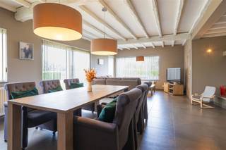 <p><span>Rust, natuur en comfort op een toplocatie!</span></p><p><span> </span></p><p><span>Op een prachtige landelijke ligging nabij de grens met Ninove bevindt zich deze instapklare gezinswoning, grenzend aan natuurgebied en de Dender. Dankzij de solide constructie en de uitgevoerde renovaties geniet u hier van een comfortabele en onderhoudsvriendelijke thuis. De woning combineert rust en groen met een vlotte bereikbaarheid in alle richtingen. Een ideale opportuniteit voor wie op zoek is naar zorgeloos wooncomfort op een unieke locatie. Ontdek deze eigendom tijdens het </span><span>KIJKMOMENT op zaterdag 20 juni vanaf 10u</span><span>. Maak vandaag nog uw afspraak!</span></p>