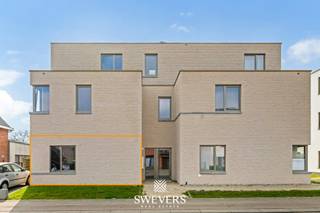 Voor meer info en foto’s, surf naar www.swevers.be – Dit recente gelijkvloerse appartement in residentie Oriole, gelegen in de Edward Stainstonstraat 4 A0.1 in Heusden-Zolder, combineert modern wooncomfort met een rustige ligging aan een natuurgebied. Het appartement werd gebouwd in 2024 en is volledig instapklaar afgewerkt met oog voor energiezuinigheid en praktisch wooncomfort.<br /><br />Met een bewoonbare oppervlakte van 129 m² beschikt het appartement over een ruime en doordachte indeling. De leefruimte van 23,85 m² sluit mooi aan op de open keuken van 18,75 m², waardoor een aangename en open woonomgeving ontstaat. Dankzij de grote raampartijen geniet u bovendien van veel natuurlijke lichtinval. Er zijn drie slaapkamers aanwezig van respectievelijk 13,07 m², 10,44 m² en 8,74 m². Deze ruimtes kunnen flexibel ingericht worden als slaapkamer, bureau of hobbyruimte. Verder zijn er twee badkamers voorzien, wat extra comfort biedt voor gezinnen of wie graag voldoende privacy heeft. Buiten geniet u van een terras van 16 m² met zuidoostelijke oriëntatie en een aansluitende tuin. Samen goed voor 44 m² buitenruimte waar u in alle rust kan ontspannen.<br /><br />Ook technisch scoort dit appartement uitstekend dankzij vloerverwarming, een eigen warmtepomp, zonnepanelen, ventilatiesysteem type D en superisolatie. Dit zorgt voor een aangenaam binnenklimaat en een lage energievraag. Verder is er een videofoon aanwezig. Het gebouw beschikt niet over een lift, kelderberging of staanplaats.<br /><br />De ligging combineert een groene en rustige omgeving met een vlotte bereikbaarheid. Winkels, horeca en ontspanning bevinden zich op wandelafstand. Scholen liggen op 800 meter, openbaar vervoer op 500 meter en de autosnelweg bereikt u op slechts 4,8 km.<br />Voor meer informatie, bel 011 255 155. Bron bewoonbare oppervlakte: EPC – verslag.