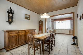 Droomt u van een woning pal in het centrum van Lanaken met een uitzonderlijk groot perceel? Aan de Heuvelstraat 77 in Lanaken bevindt zich deze charmante, te renoveren woning met veel authentieke elementen (originele houten trap, hoge plafonds) op een perceel van maar liefst 24 are en 33 centiare. Een absolute buitenkans voor dieren- en tuinliefhebbers die op zoek zijn naar ruimte, rust en karakter!<br /><br />INDELING:<br />Verdieping 0<br />- Inkomhal met trap<br />- Woon- en eetkamer<br />- Keuken met ontbijthoek<br />- Bijkeuken<br />- Badkamer<br />- Toilet<br />- CV-ruimte<br /><br />Verdieping +1<br />- Trappenhal<br />- Slaapkamer 1<br />- Slaapkamer 2 <br /><br />Zolderverdieping<br />- Ruime zolder met vaste trap<br /><br />Kelderverdieping<br />- Deels onderkelderd<br /><br />Tuin<br />- Riante tuin van maar liefst 24 are 33 ca gericht naar het zuidwesten.<br /><br />Laat deze unieke kans niet aan u voorbijgaan en ontdek het potentieel van de Heuvelstraat 77!<br /><br />Dit pand is onderworpen aan de renovatieverplichting van de Vlaamse overheid voor residentiële gebouwen (behoudens bij sloop binnen 5 jaar na de aankoop). Consulteer voor meer informatie de website van het Vlaams Energie- en Klimaatagentschap via https://www.vlaanderen.be/een-woning-kopen/renovatieverplichting-voor-residentiele-gebouwen<br /><br />Bestuursmaatregelen in het maatregelenregister: nee