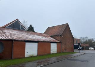 Situé dans l'Oekensestraat, près du Rijksweg à Roulers, cet entrepôt d'environ 180 m² est disponible à la location. Quelques spécifications :- 2 parties : partie avant d'environ 58 m² (passage du portail 2,75 m) ; 2ème partie d'environ 122 m².- 3 phases (20 A)- 2 places de parking le long de la Schaapsstraat- toilettes- eau de pluie (1 000 litres)Bien situé près de la sortie E403 Roeselare - Rumbeke et Rijksweg. Vous recherchez un bien immobilier commercial composé d'un entrepôt à louer à Roeselare ? N'hésitez pas à nous contacter au 051 21 22 23.