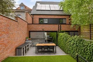 <p>Stijlvolle nieuwbouwwoning met 3 slaapkamers, 2 badkamers en tuin Spiere<br /><br />Op zoek naar een energiezuinige en instapklare woning waar comfort, ruimte en kwaliteit centraal staan? <br />Deze prachtige nieuwbouwwoning in het centrum van Spiere biedt alles wat u nodig heeft, afgewerkt met duurzame en kwalitatieve materialen.<br />Dankzij de centrale ligging woont u op korte afstand van scholen, winkels en openbaar vervoer, terwijl u tegelijk geniet van rust en een aangename woonomgeving.<br /><br />Indeling: inkomhal met gastentoilet. De lichtrijke leefruimte vormt samen met de open keuken het hart van de woning en geeft rechtstreeks uit op de volledig aangelegde, zuidwestgerichte tuin. De maatkeuken met eiland is volledig uitgerust met kwalitatieve SMEG-toestellen. Verder beschikt het gelijkvloers over een praktische berging/wasplaats.<br />Op de eerste verdieping bevinden zich twee ruime slaapkamers, een apart toilet en een badkamer met lavabo en inloopdouche. <br />De volledige tweede verdieping werd ingericht als een masterbedroom met eigen badkamer en dressing.<br />Bovendien is er nog een extra zolderruimte aanwezig.<br /><br />De woning scoort bovendien uitstekend op vlak van energiezuinigheid.<br />Met een energiescore A bent u verzekerd van comfortabel en toekomstgericht wonen.<br /><br />Extra troef: mogelijkheid tot aankoop aan 6% BTW (indien voldaan aan de voorwaarden).<br /><br />Troeven: instapklare nieuwbouwwoning, afwerking met kwalitatieve materialen, energiezuinig (A), 7 zonnepanelen, vloerverwarming op aardgas, dubbele beglazing, conforme elektriciteit, mogelijkheid tot aankoop aan 6% BTW<br /><br />Interesse in deze prachtige woning?<br />Plan vandaag nog uw bezoek via afspraak met Immo Beguin: tessa@immobeguin.be</p>