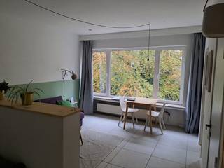 *Lichtrijke studio*

Ben je op zoek naar een slimme investering of een goed gelegen, betaalbare woonst in Antwerpen? Dan is deze instapklare en lichtrijke studio nabij het Harmoniepark zeker een bezoek waard.

De studio bevindt zich op de derde verdieping van een gebouw met lift en werd de voorbije jaren opgefrist. Dankzij de grote raampartij geniet de woonruimte van aangename lichtinval en een open gevoel met zicht op groen. Op de totale oppervlakte van 35m2 heb je een aparte slaaphoek, zithoek, keuken, badkamer en apart toilet. 

De ligging is een absolute troef. Op wandelafstand bevinden zich het Harmoniepark, winkels, horeca, openbaar vervoer en tal van voorzieningen. Ook het stadscentrum en de belangrijkste invalswegen zijn vlot bereikbaar.

Troeven
•	Toplocatie nabij Harmoniepark
•	Instapklaar
•	Veel natuurlijke lichtinval
•	EPC-label C (207 kWh/m² jaar)
•	Uitstekend verhuurpotentieel
•	Interessant voor investeerders én eigen bewoning

Interessante investering

De studio is momenteel verhuurd aan een correcte huurder aan €730 per maand, plus €100 bijdrage in de lasten, wat zorgt voor een onmiddellijke huuropbrengst vanaf de aankoop.

Praktische informatie
•	Oppervlakte: ca. 35 m²
•	EPC: 207 kWh/m² jaar (label C)
•	Verdieping: 3e verdieping
•	Lift: ja, 3de verdieping, achterkant gebouw met zicht op groen

Interesse?
Contacteer ons rechtstreeks voor meer informatie of een bezichtiging op maandag of woensdag vanaf 23/09, telkens tussen 16u en 19u. 
Verkoop rechtstreeks door eigenaar. Geen immokantoren of vastgoedmakelaars. 
