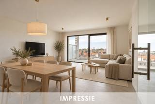 <p><strong>Residentie Tamboer – uw eigen ritme, midden in Turnhout</strong></p>
<p>De ochtend beginnen met een koffie op uw terras, terwijl de stad langzaam ontwaakt. Thuiskomen in een licht appartement, waar alles klaarstaat voor uw volgende hoofdstuk. In Residentie Tamboer hoeft u dat niet bij plannen te laten: dit appartement is volledig afgewerkt en klaar voor bewoning. U kunt meteen verhuizen.</p>
<p>Met 92 m² bewoonbare oppervlakte en een terras van 20 m² vindt u hier een aangename balans tussen ruimte, comfort en buitenleven. Het weidse zicht over de omgeving geeft uw dagelijkse koffiemoment nét dat beetje extra.</p>
<p>In de inkomhal is plaats voor een vestiaire. Via een glazen deur komt u in de open leefruimte, waar de zithoek, eetruimte en volledig uitgeruste keuken samen het hart van uw woning vormen. Hier kookt u terwijl uw gasten nog aan tafel zitten, of geniet u van een rustige avond in de zetel. Ook voor een aangename bureauhoek is ruimte voorzien. Het grote schuifraam verbindt de leefruimte met het terras en laat het daglicht royaal binnen.</p>
<p>De twee slaapkamers liggen aan de achterzijde en kijken uit over de binnentuin. De badkamer biedt een ruime inloopdouche en dubbele wastafel. Het aparte toilet bevindt zich op de nachthal.</p>
<p><strong>Comfortabel wonen, zuinig leven</strong></p>
<p>De appartementen in Residentie Tamboer zijn BEN: bijna-energieneutraal, met een E-peil van maximaal E30. Een eigen warmtepomp en vloerverwarming zorgen voor aangenaam wooncomfort en een zeer energiezuinige woning. Zo kiest u voor comfort vandaag én een beperkt energieverbruik op lange termijn.</p>
<p><strong>Groot in mogelijkheden, aangenaam in schaal</strong></p>
<p>Eigentijdse architectuur, warme materialen en groene gevels geven Residentie Tamboer een herkenbaar karakter. Het project is opgedeeld in compartimenten, elk met een eigen trap en lift. Zo geniet u van de mogelijkheden van een grotere residentie, terwijl u de gemeenschappelijke delen met slechts een beperkt aantal andere appartementen deelt.</p>
<p>Uw fiets vindt een plaats in de ruime fietsenstalling op het gelijkvloers. Uw wagen parkeert u in de afgesloten parkeerkelder.</p>
<p>De vraagprijs van dit appartement bedraagt € 315.400 exclusief kosten. Parkeerplaatsen zijn verkrijgbaar vanaf € 20.900 en bergingen vanaf € 4.500. Inclusief btw, registratierechten, notariskosten, aansluitingskosten nutsvoorzieningen, één parkeerplaats en één berging bedraagt de totale aankoopprijs circa € 417.000.</p>
<p>Achter Residentie Tamboer staat DC Belgium, een ervaren Belgische projectontwikkelaar met aandacht voor woonkwaliteit en groen.</p>
<p><strong>Kom kijken, voel de ruimte en ontdek hoe snel dit uw nieuwe thuis kan zijn.</strong></p>