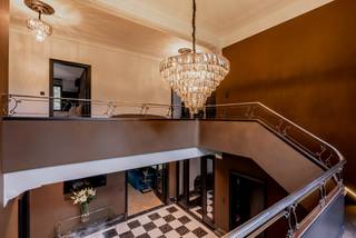 Dans l'exclusif Schotenhof se trouve cette villa majestueuse et luxueusement rénovée sur un magnifique terrain d'environ 4 162 m². La propriété...