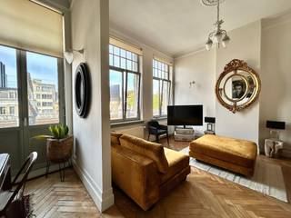 Dit prachtige gemeubelde 2-slaapkamerappartement is uitstekend gelegen in het hart van Antwerp, op wandelafstand van het Antwerp-Central Station en tal van winkels, restaurants en openbaar vervoer.<br /><br />Het appartement beschikt over een ruime inkomhal die toegang geeft tot een gezellige, grote en lichtrijke leefruimte. Aansluitend bevindt zich een volledig geïnstalleerde keuken.<br /><br />Verder zijn er twee slaapkamers (+/- 15 m² en +/- 9 m²), waarvan één ruime slaapkamer met aansluitende badkamer. Daarnaast beschikt het appartement over een apart gastentoilet en een praktische berging met aansluiting voor een wasmachine.<br /><br />Als extra troef kan u gebruikmaken van het gemeenschappelijk dakterras op de 6de verdieping, waar u eveneens een fitnessruimte met sauna terugvindt. Van hieruit geniet u van een prachtig panoramisch uitzicht over de stad.<br /><br />Huurprijs: €1 950,00/maand + €175,00/ maand gemeenschappelijke kosten.<br />Elektriciteit en gas zijn individueel.<br />Water met individuele tussenmeter, wordt jaarlijks afgerekend.<br /><br />Beschikbaar onmiddellijk<br /><br />Wenst u een bezoek of meer informatie?<br />Contacteer ons via 03 203 02 02 of via immo@sidimex.be<br /><br />Wij helpen u graag verder en plannen met plezier een bezichtiging voor u in.