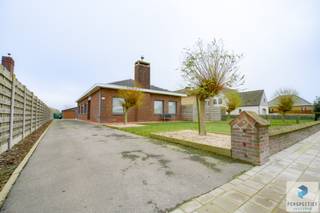 SIJSELE – RICHTPRIJS – Grote gelijkvloerse woning met 4 slaapkamers en Zuidwestgerichte tuin.Deze goed onderhouden en instapklare woning bevindt zich...