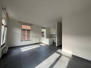 <p><span>Centraal gelegen appartement met o.a. ruime en lichte leefruimte, 2 slaapkamers, badkamer en groot terras in het centrum van Heide-Kalmthout.</span></p><p><span>Het appartement is volgens het Serviced Living woonconcept ingericht.<br /><br />Via de lift of trap in de gemeenschappelijke hal bereikt men het appartement.<br />Inkomhal welke uitgeeft op de lichte leefruimte met open keuken in moderne stijl voorzien van de nodige keuken toestellen. <br />Verder zijn er 2 ruime slaapkamers, een berging en een badkamer. Vanuit de slaapkamer toegang tot het achterliggende terras. <br />De woonkamer, keuken, badkamer, berging en hal zijn op een moderne, gemakkelijk te onderhouden, grijze tegel.</span></p><p><span><br />De combinatie van een appartement in een vertrouwde omgeving met een videofoon en een aanwezigheids- en bewegingsdetectie maakt dat er op een verantwoorde manier gewoond kan worden. </span></p><p><span>Dit is een geruststellende gedachten voor de bewoners en hun naasten.<br /><br />De toekomstige bewoner is op zoek naar comfortabel en zorgeloos wonen. Geen bekommeringen om onderhoud van gebouw, tuin en parking. Veilig wonen door zekerheid van respons ingeval van calamiteit.<br /><br /></span></p><p><span>De huurprijs is inclusief garagebox.</span></p><p><span>Er zijn geen gemeenschappelijke kosten.</span></p><p><span> </span></p>