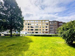 <p><span>2 slaapkamer appartement met terras in de gegeerde Tentoonstellingswijk van Antwerpen</span></p><p><span> </span></p><p><span>OMGEVING</span></p><p><span>Dit instapklaar appartement is gelegen op de 3de verdieping van een verzorgd gebouw in de populaire Tentoonstellingswijk. Dankzij de ligging in een zijstraat van de Jan Van Rijswijcklaan geniet je van rust en een aangenaam groen uitzicht op het park aan de overzijde.</span></p><p><span> </span></p><p><span>De locatie biedt een uitstekende bereikbaardheid met winkels, openbaar verver en belangrijke invalswegen richting centrum Antwerpen en Brussel in de onmiddellijke nabijheid.</span></p><p><span> </span></p><p><span>INDELING</span></p><p><span>Via de inkomhal kom je binnen in de lichtrijke leefruimte, waar de eet- en zithoek naadloos in elkaar overgaan. De open keuken met keukeneiland vormt de ideale plek om gezellig te aperitieven.</span></p><p><span> </span></p><p><span>Verder omvat het appartement een moderne badkamer met douche en enkel lavabomeubel, evenals een apart gastentoilet.</span></p><p><span> </span></p><p><span>Achteraan het appartement liggen 2 volwaardige slaapkamers waaronder een ruime hoofdslaapkamer en een tweede slaapkamer die perfect kan dienen als bureau, dressing of logeerkamer en toegang geeft tot het zonnige terras. </span></p><p><span> </span></p><p><span>Er is bovendien een privatieve kelderberging en gemeenschappelijke fietsenberging aanwezig wat zorgt voor extra opslagruimte.</span></p><p><span> </span></p><p><span>De gemeenschappelijke kosten bedragen €204 (incl. blokpolis, syndicus, lift, onderhoud gemeenschappelijke delen, verwarming, water) </span></p><p><span> </span></p><p><span>BIJZONDERHEDEN</span></p><p><span>- Instapklaar appartement</span></p><p><span>- Gunstige ligging</span></p><p><span>- 2 volwaardige slaapkamers</span></p>