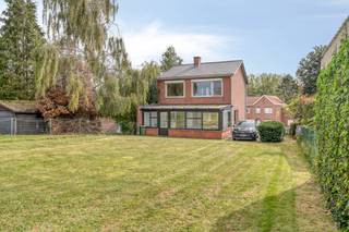 <p><em>Ontdek deze charmante open bebouwing nabij het centrum van Lubbeek! Met een bewoonbare oppervlakte van 120 m², een westgericht perceel van 16a80 met vergezichten en een uitstekende ligging nabij alle faciliteiten biedt deze woning een mooie combinatie van ruimte en rust.</em><br /><br />Op het gelijkvloers vindt u een lichtrijke eet- en woonkamer en een keuken. De zonnige veranda biedt toegang tot de tuin en laat u volop genieten van het uitzicht op de groene omgeving.<br />De eerste verdieping telt drie slaapkamers, een praktische bergruimte en een badkamer met extra toilet. Ook aan opbergruimte geen gebrek, dankzij de zolder en kelder.<br /><br />De woning dateert uit 1973. Het dak werd vernieuwd in 2009 en het pand beschikt over zonnepanelen. Met een EPC-label C vormt dit vastgoed een interessante opportuniteit voor wie op zoek is naar een gezellige gezinswoning met potentieel.<br /><br />Parkeren kan in de garage of op een van de vier staanplaatsen.<br /><br />Interesse? Ontdek deze woning tijdens onze kijkdag op woensdag 28 oktober! Inschrijven kan via onderstaande knop.</p>