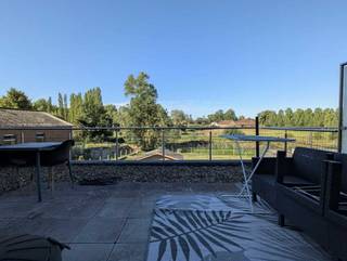 Rustig gelegen duplex appartement in centrum Herne, op wandelafstand van het station, bestaande uit een inkomhal met vestiaire en toilet, berging/wasplaats, een grote leefruimte met toegang tot een zonneterras mat prachtig zicht op groen en een ingerichte keuken. Op de dakverdieping: 2(3) slaapkamers en de badkamer. Staanplaats een buitenberging beschikbaar. Voor meer info of bezoek: contacteer Sophie 0496/71.50.59
