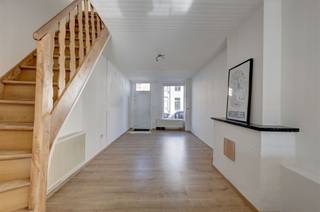 Moderne gezinswoning met twee slaapkamers en tuin Deze stadswoning, met twee slaapkamers en een leuke buitenruimte, bevindt zich net buiten het...