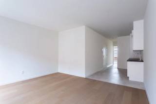 Op de eerste verdieping van het stijlvolle nieuwbouwproject 30Noord bevindt zich dit moderne en lichtrijke appartement. Dankzij de uitstekende ligging woont u op slechts enkele minuten van het bruisende Eilandje, Park Spoor Noord en het historische stadscentrum van Antwerpen. Bovendien geniet u van een vlotte bereikbaarheid via het openbaar vervoer en de belangrijkste invalswegen.<br /><br />Het appartement beschikt over een aangename en lichtrijke leefruimte met een open, volledig ingerichte keuken, uitgerust met alle nodige inbouwtoestellen. Aan de achterzijde bevindt zich de ruime slaapkamer met een ensuite badkamer, voorzien van een inloopdouche en een wastafel met opbergmeubel. Vanuit de slaapkamer heeft u rechtstreeks toegang tot het gezellige terras, waar u in alle rust kunt genieten van de buitenlucht.<br /><br />Een ideale woonst voor wie op zoek is naar comfortabel en hedendaags wonen op een centrale locatie.<br /><br />Huurprijs: 895 EUR/maand<br />Provisie kosten: 100 EUR/maand<br />Beschikbaarheid: Onmiddellijk <br /><br />Interesse?<br />Contacteer LISTED voor een bezoek: +32 3 283 51 51.<br />