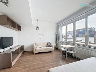 <h2>Te koop – Gemeubelde en lichte studio met lift – Schaarbeek<br /><br />📞 Info &amp; bezoeken : Frédéric Top +32 472 34 44 08 of frederic.top@weinvest.be<br />We Invest Bruxelles-Europe<br /><br />Op zoek naar een rendabele vastgoedbelegging in Brussel?<br />Ontdek deze prachtige gemeubelde studio op de 2de verdieping met lift, ideaal gelegen in Schaarbeek, vlakbij winkels, openbaar vervoer, universiteiten en Europese instellingen.<br /><br />🏡 Belangrijkste kenmerken :<br />Lichte, goed ingedeelde studio<br />Volledig gemeubeld – instapklaar voor verhuur<br />Gelegen in een goed onderhouden gebouw met lift<br />Gewilde locatie: Avenue de Roodebeek, levendige buurt met uitstekende verbindingen<br /><br />💰 Een sleutel-op-de-deur investering :<br />Reeds verhuurd aan 950 €/maand → huurinkomen 11.400 €/jaar<br />Bruto rendement: ± 6,1 %<br />Ideaal voor investeerders die op zoek zijn naar een zekere en rendabele belegging<br /><br />Vraagprijs: 175.000 €<br /><br />📍 Waarom investeren in Schaarbeek?<br />Een dynamische gemeente in volle ontwikkeling, zeer gegeerd bij jonge professionals, internationale studenten en gezinnen → sterke huurvraag en waardevermeerdering op termijn.<br /><br />📞 Info &amp; bezoeken :<br />We Invest Bruxelles-Europe<br />Frédéric Top +32 472 34 44 08<br />frederic.top@weinvest.be<br /><br />🔎 Ontdek ook onze andere studio’s en appartementen te koop in Schaarbeek en Brussel op 👉 www.weinvest.be</h2>