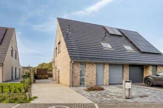 Maison mitoyenne à vendre à Ypres avec 3 chambres, garage et jardin. Cette maison de 2011 est entièrement terminée et prête à emménager. Idéal pour ceux qui recherchent une maison sans travail ! Situé dans la Velodroomstraat 9, à distance de marche du centre d'Ypres.<br /><br />MISE EN PAGE<br />Rez-de-chaussée : Hall d'entrée avec toilettes séparées et vestiaire - salon avec coin salon avec meuble TV mural et cheminée à gaz, salle à manger spacieuse avec armoires personnalisées, chauffage au sol et cuisine ouverte entièrement installée - garage avec porte sectionnelle automatique et connexion machine à laver - jardin ensoleillé avec terrasse, abri de jardin et étang - sortie dans la rue par un portail sur le côté de la maison - plusieurs places de parking devant et à côté de la maison.<br /><br />Premier étage : Trois chambres complètes - salle de bain avec lavabo, douche à l'italienne et toilettes.<br /><br />De plus, cette maison dispose également d'un grenier très spacieux.<br /><br />Lundi 2 novembre et samedi 7 novembre, visites sur rendez-vous. <br /><br />POINTS FORTS<br />Situé au calme<br />Année de construction 2011<br />Efficacité énergétique (label EPC B - 117)<br />Climatisation dans le salon et la chambre<br />Réservoir de 10 000 l <br />Armoires personnalisées <br />Volets électriques <br /><br />Le bien est proposé selon la formule Pre-sale. Le 07/11/2026 entre 10:00 et 12:00, vous pouvez visiter la maison sur rendez-vous et faire une offre. Le prix affiché est un prix indicatif. Pour plus d'informations, veuillez contacter le responsable du dossier.<br /><br />Registre des mesures: non<br /><br />Les images générées par l’IA sont fournies en guise d'inspiration. Elles ne tiennent pas compte des spécifications techniques, ni des renseignements urbanistiques, ni des possibilités concrètes de réalisation.