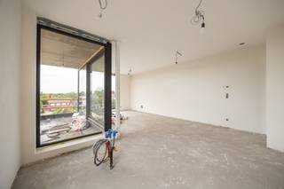 <p>Residentie Souvereyn bestaat uit 27 appartementen met 1, 2 of 3 slaapkamers en oppervlaktes tussen 64 en 136 m². Met een ruim terras of privétuin, verfijnde architectuur, ondergrondse staanplaatsen en duurzame energiebronnen zet het project energiezuinigheid, kwaliteit en wooncomfort voorop. <br /><br />Appartement A3.4 bevindt zich op de derde verdieping en heeft een oppervlakte van 93m². Het beschikt over een open ingerichte keuken, 2 slaapkamers en een terras van 10m².</p>