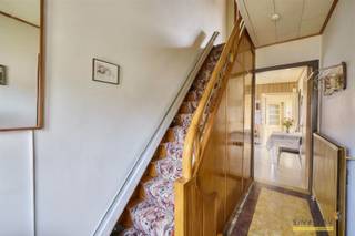 <p><span> </span></p><p><span>In een verkeersarme straat staat deze op te knappen woning.</span></p><p><span> </span></p><p><span>Mits wat liefde en aandacht, maak je hier jouw eigen oase van rust van.</span></p><p><span> </span></p><p><span>Gelijkvloers vinden we een klassieke indeling met inkom, keuken, woonkamer, washok/ badkamer, toilet een aangebouwde veranda.<br /><br />Op de eerste verdieping zijn er 3 volwaardige slaapkamers.<br />Via een vaste trap is de zolderkamer (4e slaapkamer) te bereiken.</span></p><p><span> </span></p><p><span> </span></p><p><span>Renovatieverplichting residentiële gebouwen van toepassing.<br />Meer info: https://energiesparen.be/renovatieverplichting</span></p><p><span> </span></p>