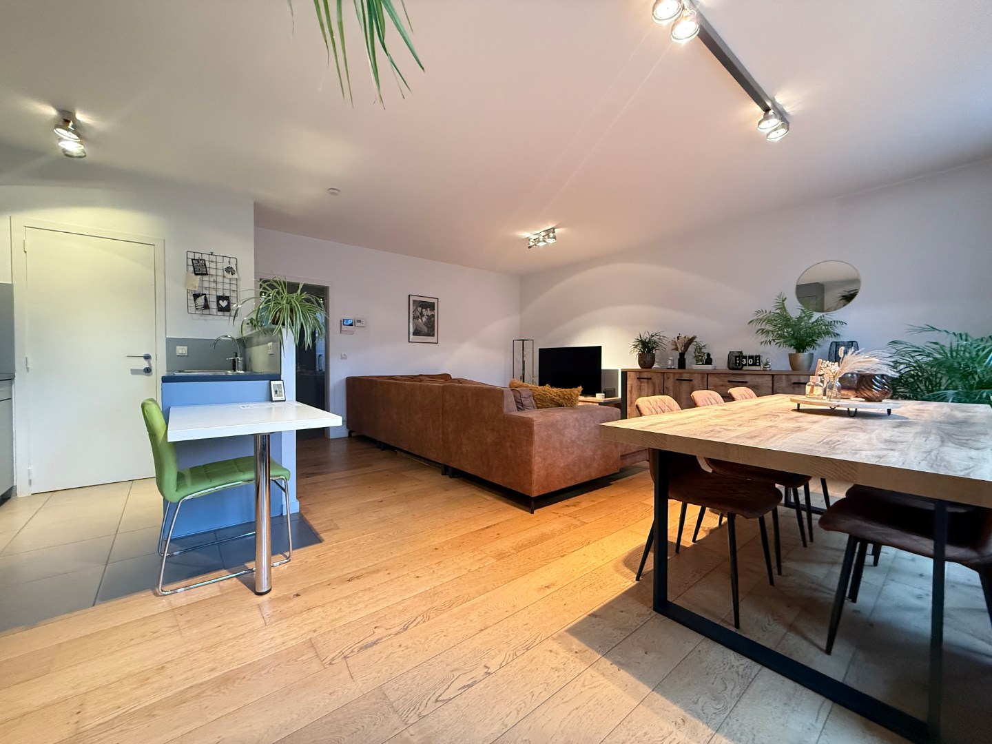 Één-slaapkamerappartement in een charmant herenhuis in hartje Meulebeke. - foto 3